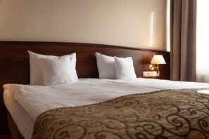 Minibar, in-room safe, desk, laptop workspace - Grand Royal Hotel (Poznan)