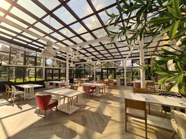 供应午餐和晚餐，波兰菜