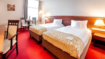 Minibar, caja de seguridad en la habitación y escritorio