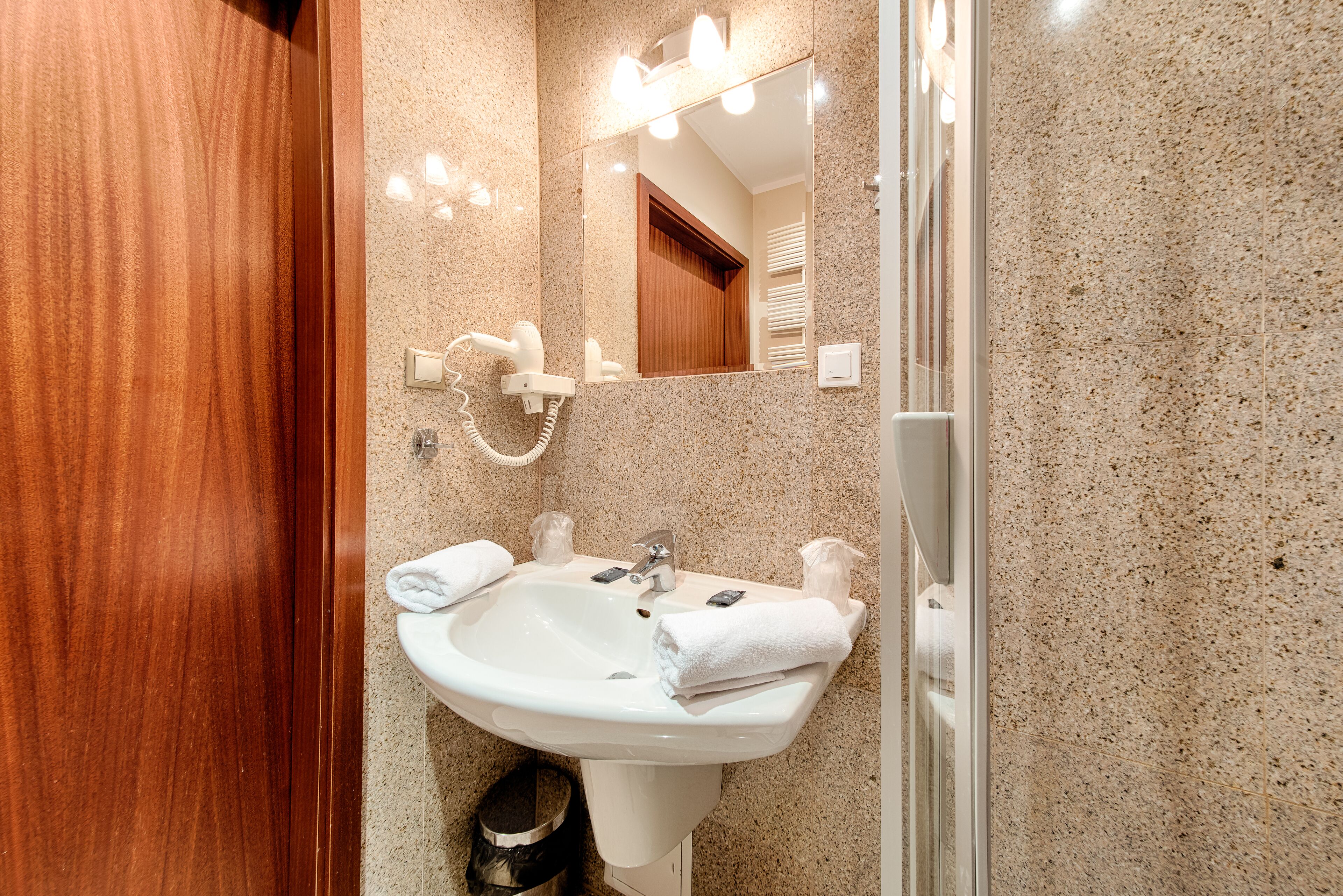 Ein Badezimmer mit Waschbecken, Spiegel und Handtuchhalter.