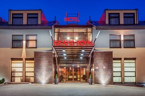 A hotel entrance with a prominent sign reading "GRAND ROYAL HOTEL". - Grand Royal Hotel (Poznan)