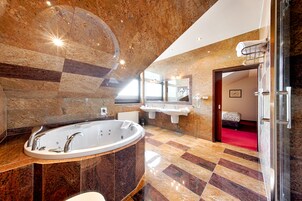 Presidential Apartment | Bathroom | Free toiletries, hair dryer, bathrobes, slippers