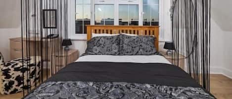 Chambre supĂ©rieure double | Literie de qualitĂ©, bureau, rideaux dâobscurcissement