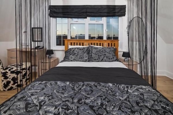 Ropa de cama de alta calidad, escritorio y cortinas blackout