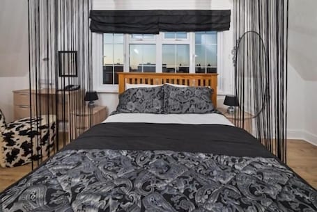 Ropa de cama de alta calidad, escritorio y cortinas blackout