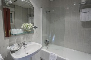 Combined shower/tub, free toiletries, hair dryer, slippers - San Marcos (Cambados)