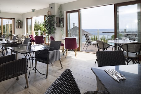 Breakfast, lunch and dinner served . Hotel Penzance Harbour View