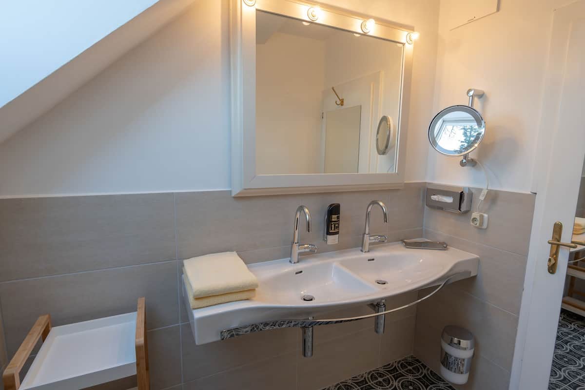 standard double room | bathroom | shower, hair dryer, towels