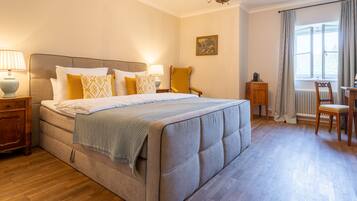 Standard-Doppelzimmer | Allergikerbettwaren, Zimmersafe, individuell dekoriert