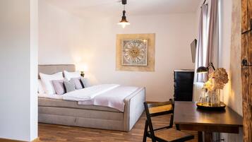 Une chambre à coucher comprenant un lit, une table de chevet, une lampe et un élément décoratif mural.