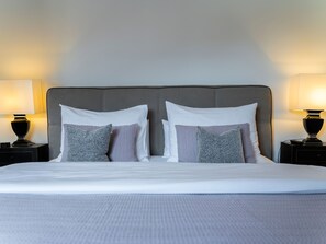 Habitación básica doble, 1 cama de matrimonio grande | Ropa de cama hipoalergénica, caja fuerte, decoración individual