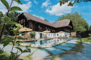 Una piscina al aire libre (de 08:00 a 20:00), sombrillas, tumbonas