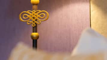 Gros plan d’une lampe ornée d’un élément décoratif en métal en forme de clé et de perles en bois.