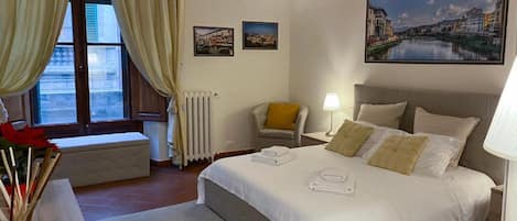 Roupas de cama premium, edredons de pluma, frigobar, cofres nos quartos
