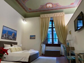 Habitación clásica doble, baño privado | Ropa de cama de alta calidad, edredones de plumas, minibar y caja fuerte