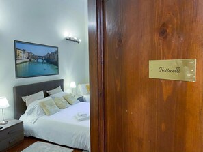Habitación familiar | Ropa de cama de alta calidad, edredones de plumas, minibar y caja fuerte