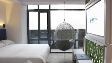 We Suite | 1 habitación, caja de seguridad en la habitación y escritorio