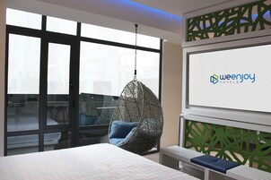 We Suite | Coffres-forts dans les chambres, bureau, chambres insonorisées
