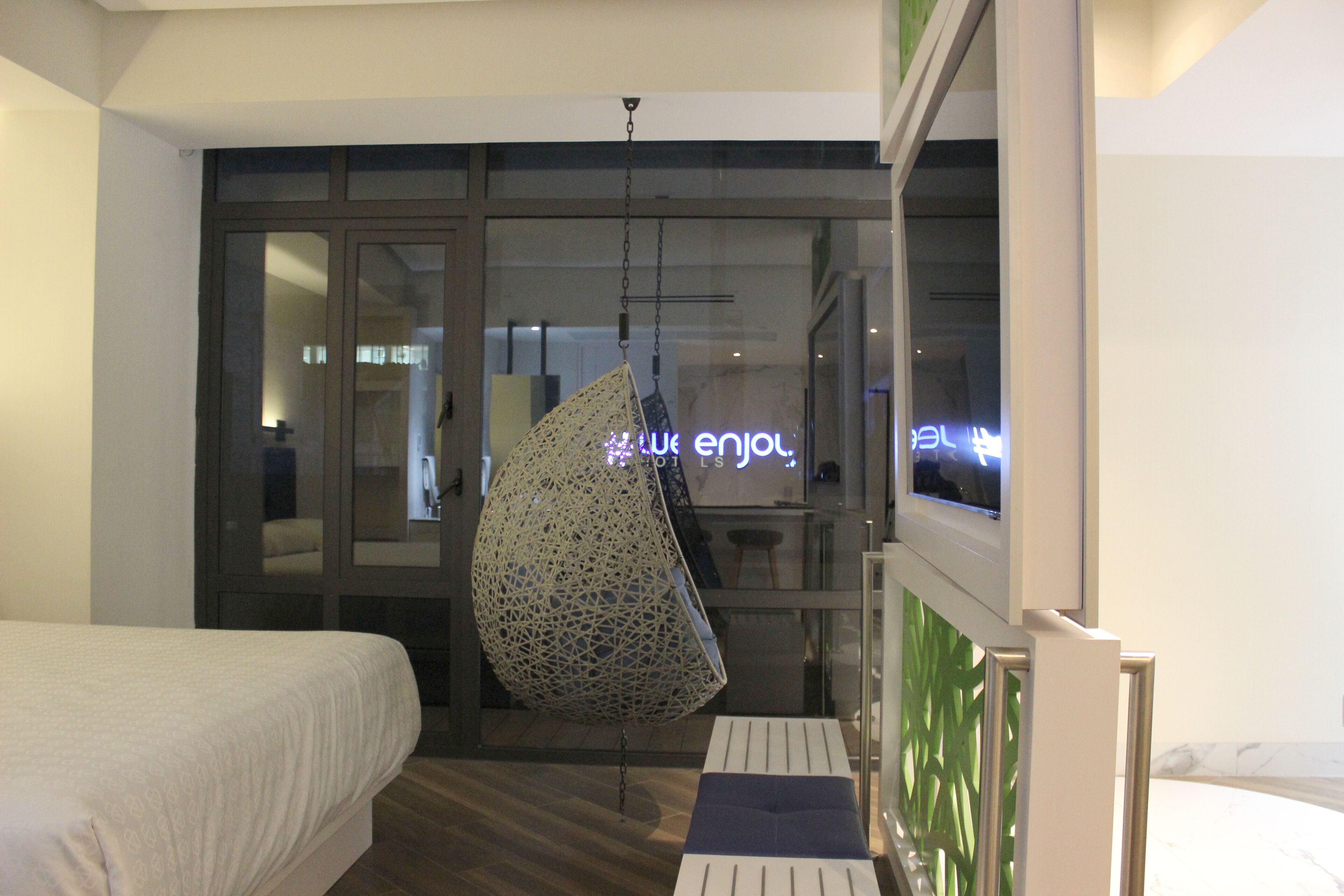 we suite | 1 bedroom, in-room safe, desk, soundproofing