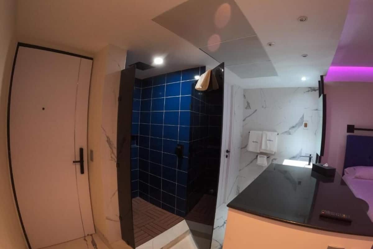 we family triple | bathroom | free toiletries, hair dryer, towels, soap