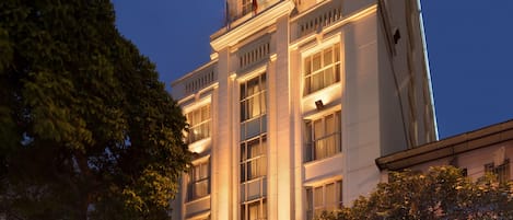 Framhlið gististaðar – að kvöld-/næturlagi