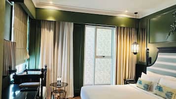 Kamar Double Klasik | Minibar, brankas, meja kerja, dan ruang kerja ramah laptop