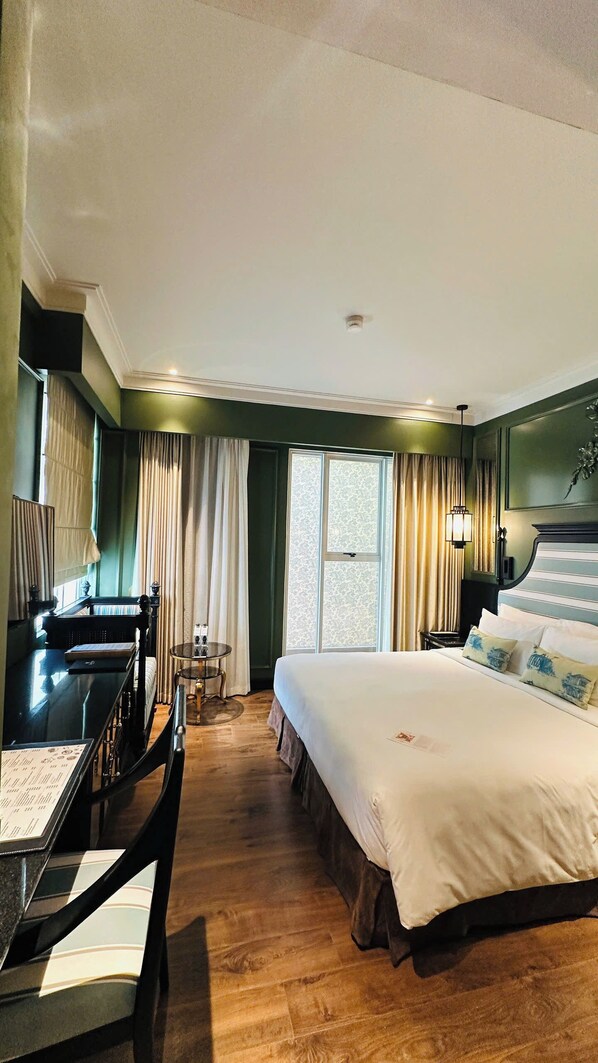 Classic Double Street View | Minibar, in-room safe, desk, laptop workspace