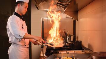 2 restaurantes; se sirven desayunos, almuerzos, cenas y cocina asiática