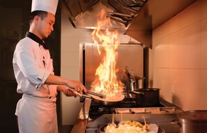 2 restaurants servant le petit déjeuner, spécialités Cuisine asiatique