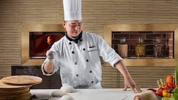 2 restaurantes; se sirven desayunos, almuerzos, cenas y cocina asiática