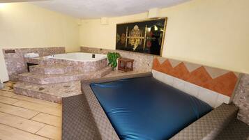 Suite presidencial, hidromasaje | Caja de seguridad en la habitación y escritorio