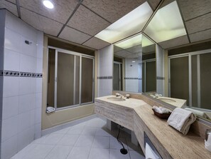 Shower, free toiletries, towels - Hotel Real del Sur (Mexico City)