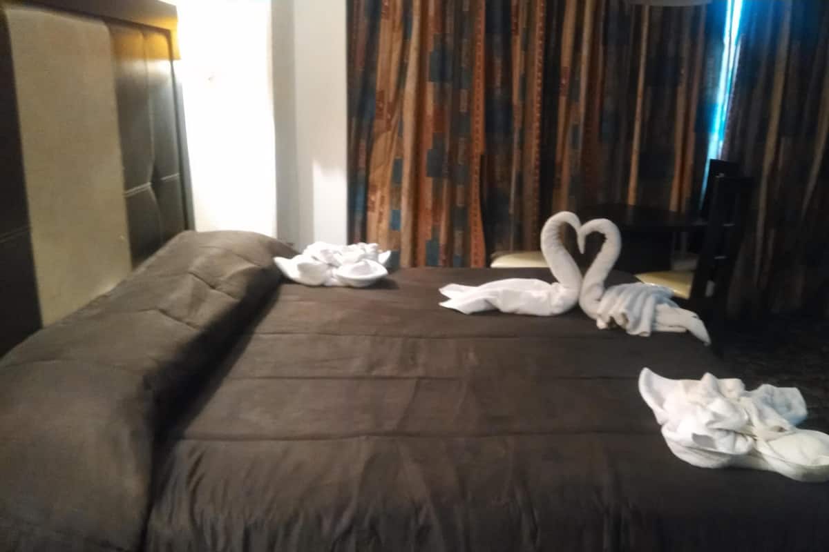 2 Schlafzimmer, Zimmersafe, Schreibtisch, Bügeleisen/Bügelbrett
