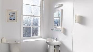 Un baño con inodoro, lavabo y bañera.