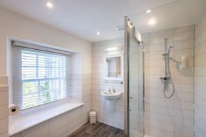 Club Room, 2 Bedrooms, 2 Bathrooms, Sea View | Bathroom