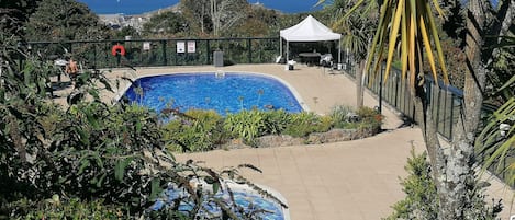 Piscine intérieure, piscine extérieure en saison