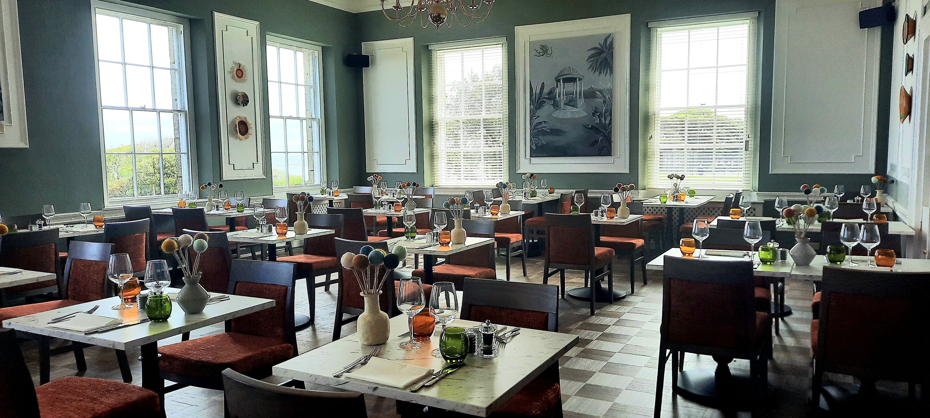 2 restaurants, breakfast, lunch, dinner served; British cuisine 