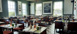 2 restaurantes, se sirven desayunos, comidas, cenas y cocina británica