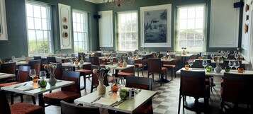 2 restaurants, breakfast, lunch, dinner served; British cuisine