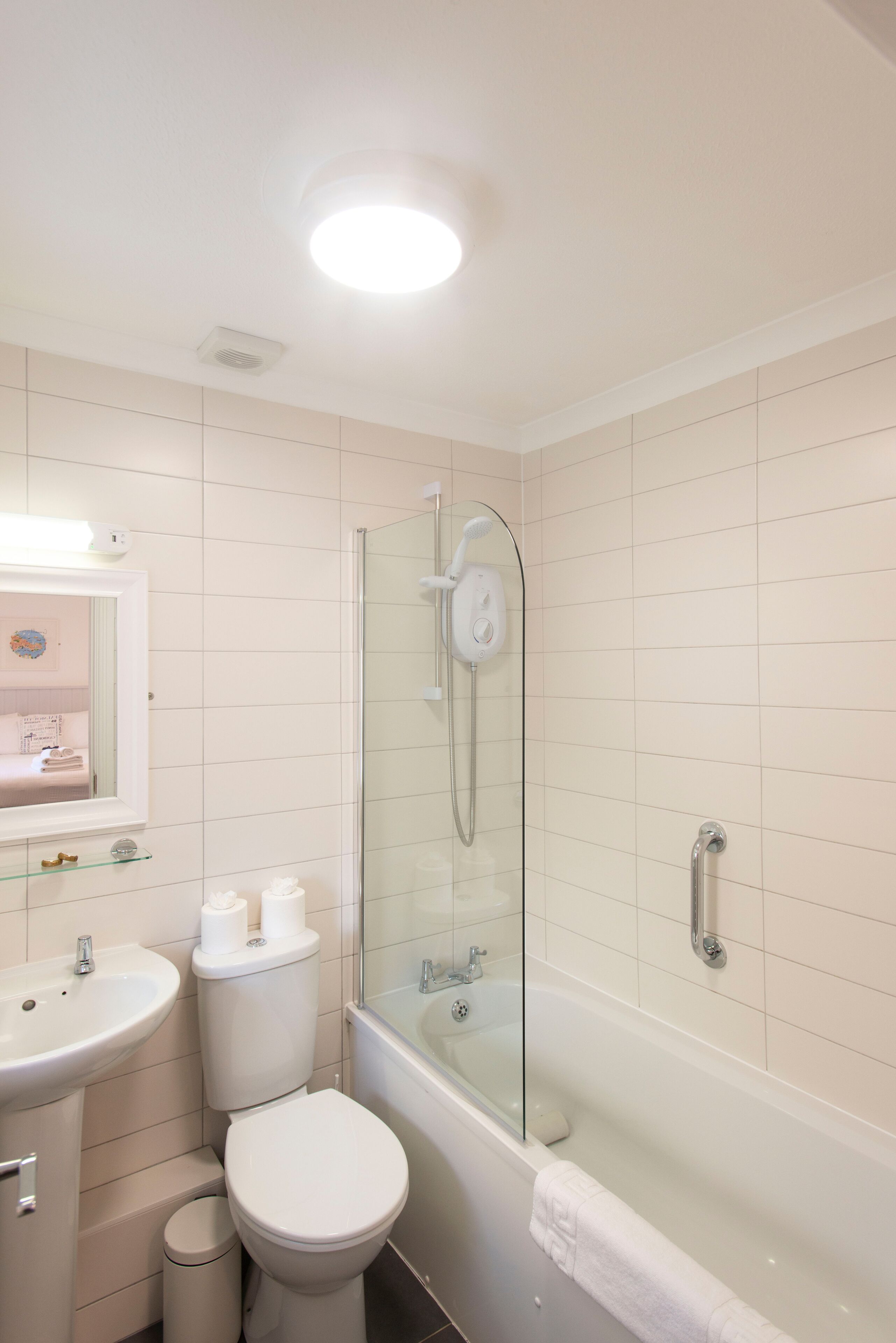 Un baño con inodoro, lavamanos y bañera.