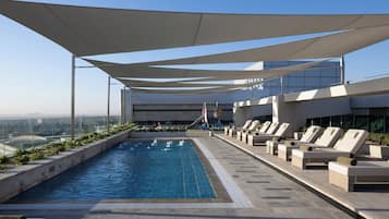 Utendørsbasseng, bassengparasoller og solsenger