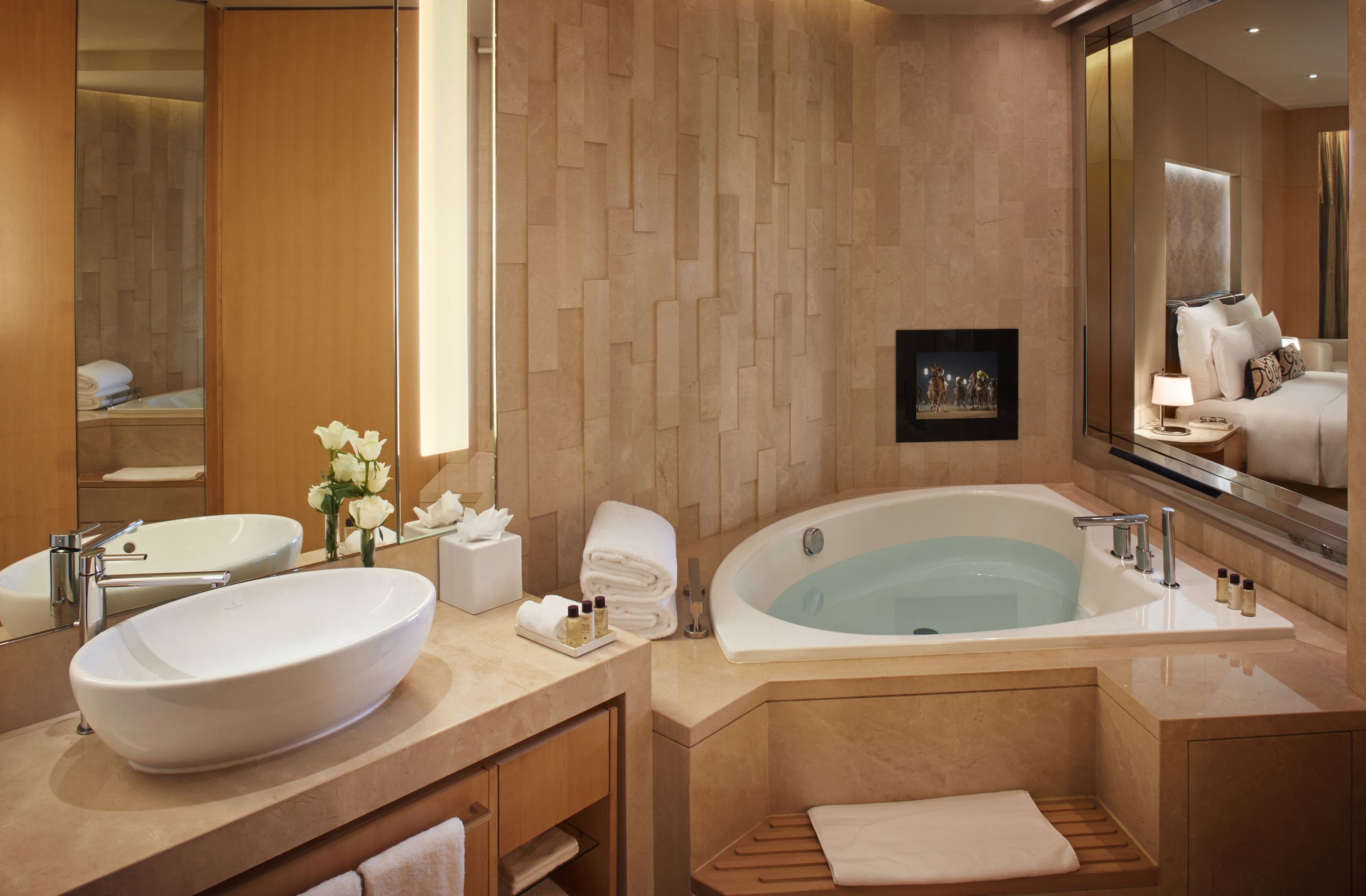 separate bathtub and shower, rainfall showerhead, free toiletries