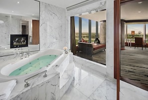 Duplex Presidential Suite Two Bedroom | Baignoire relaxante profonde