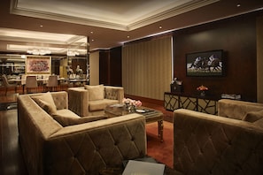 Meydan Presidential Suite Two Bedroom | Salle de séjour | TV connectée de 55 pouces avec chaînes par satellite