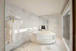 Presidential-Suite (Duplex) | Badezimmer | Badewanne und Dusche (separat), Regendusche, kostenlose Toilettenartikel