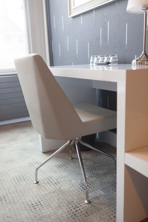 Habitación estándar, 1 cama matrimonial | Centro de negocios en la habitación