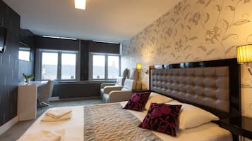 Quarto standard, 1 cama de casal | Cofres nos quartos, escrivaninha, ferros/tábuas de passar roupa