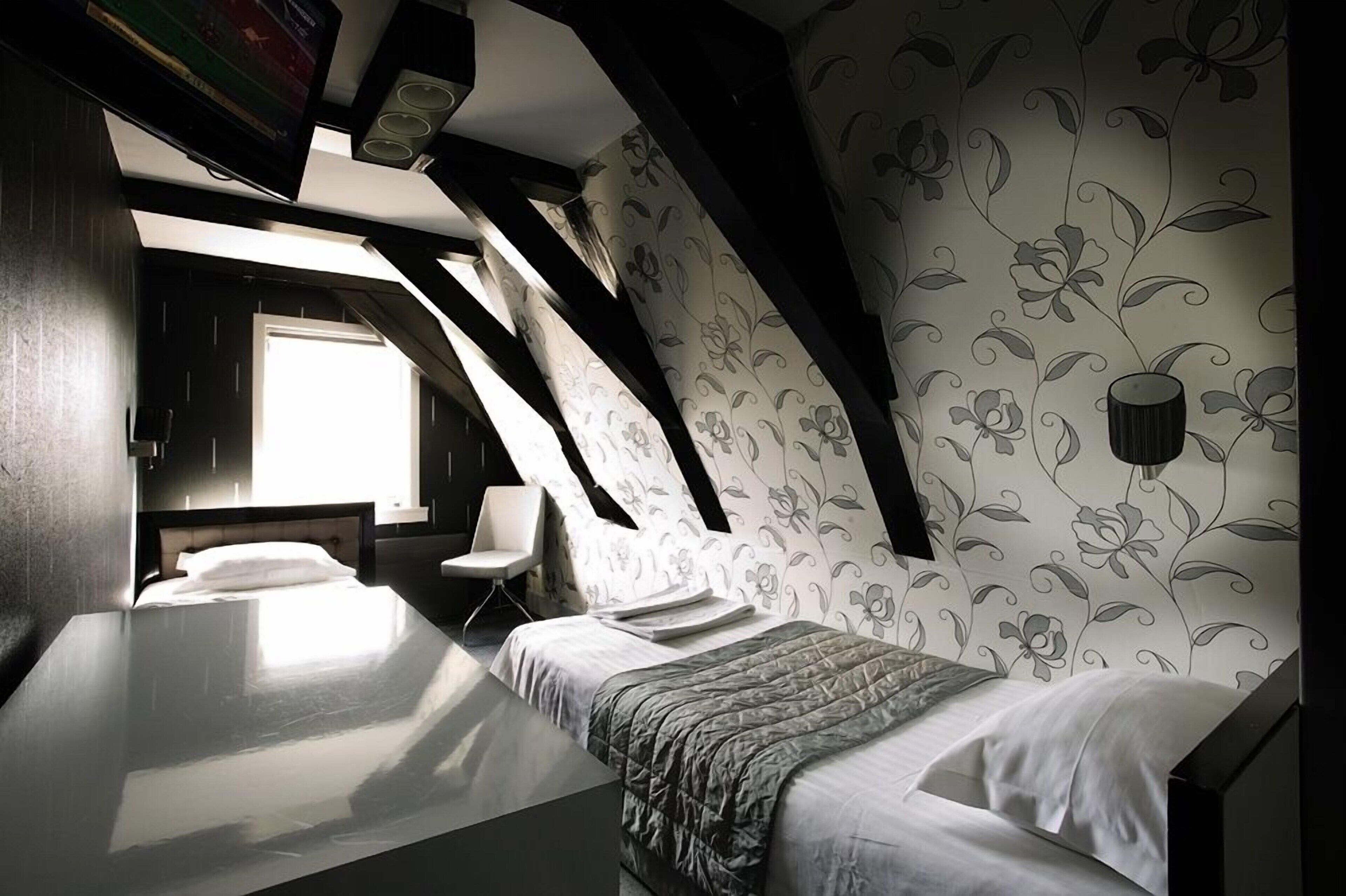 Safe på rommet, skrivebord, strykejern/-brett og wi-fi (inkludert)