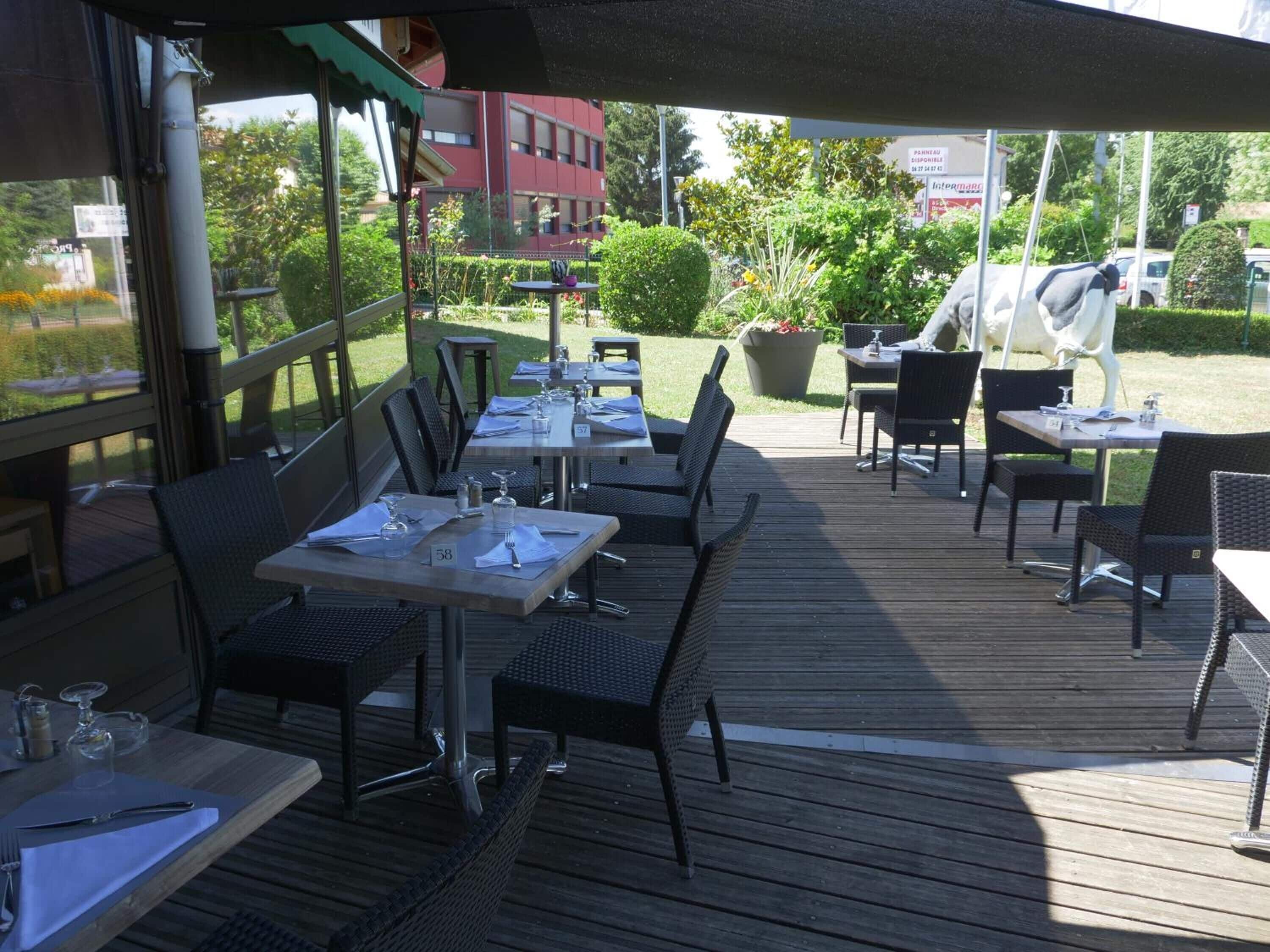 lunch and dinner served, garden views