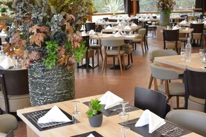 Mittagessen und Abendessen, Blick auf den Garten